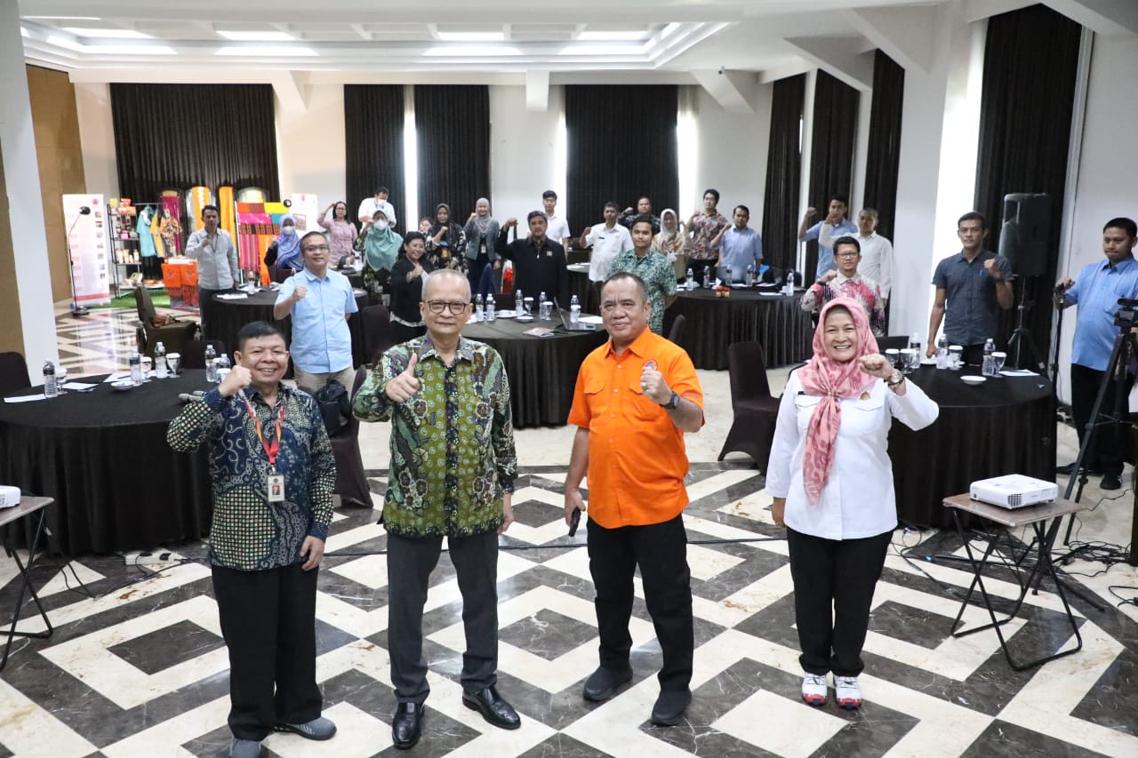 Suasana foto bersama saat rapat Pengendalian dan Evaluasi Dukungan Pemasaran Terkait Business Continuity Plan (BCP) Terhadap Kelompok Terdampak Bencana Tahun Anggaran 2023 dihelat di Bogor, Jawa Barat pada Rabu (31/5).
